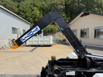 R6　いすゞ　4ｔアームロール（箱つき）