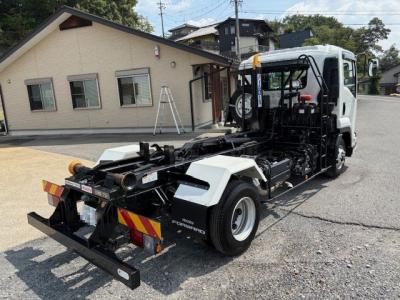 R6　いすゞ　4ｔアームロール（箱つき）