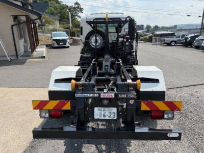 R6　いすゞ　4ｔアームロール（箱つき）