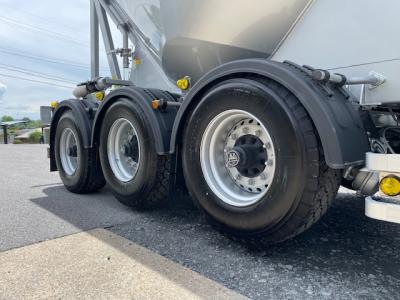 R6　UD　トラクタ ｺﾝﾌﾟﾚｯｻｰ付 ／ 未登録　トレクス　粉粒体運搬セミトレーラ　セット