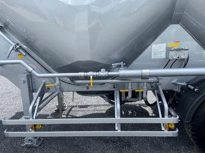 R6　UD　トラクタ ｺﾝﾌﾟﾚｯｻｰ付 ／ 未登録　トレクス　粉粒体運搬セミトレーラ　セット